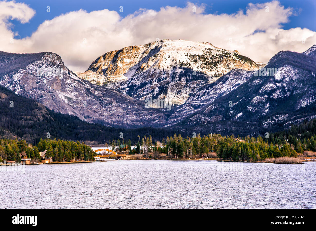 Il Grand Lake ponte di Granby Colorado con le montagne rocciose in background. Foto Stock