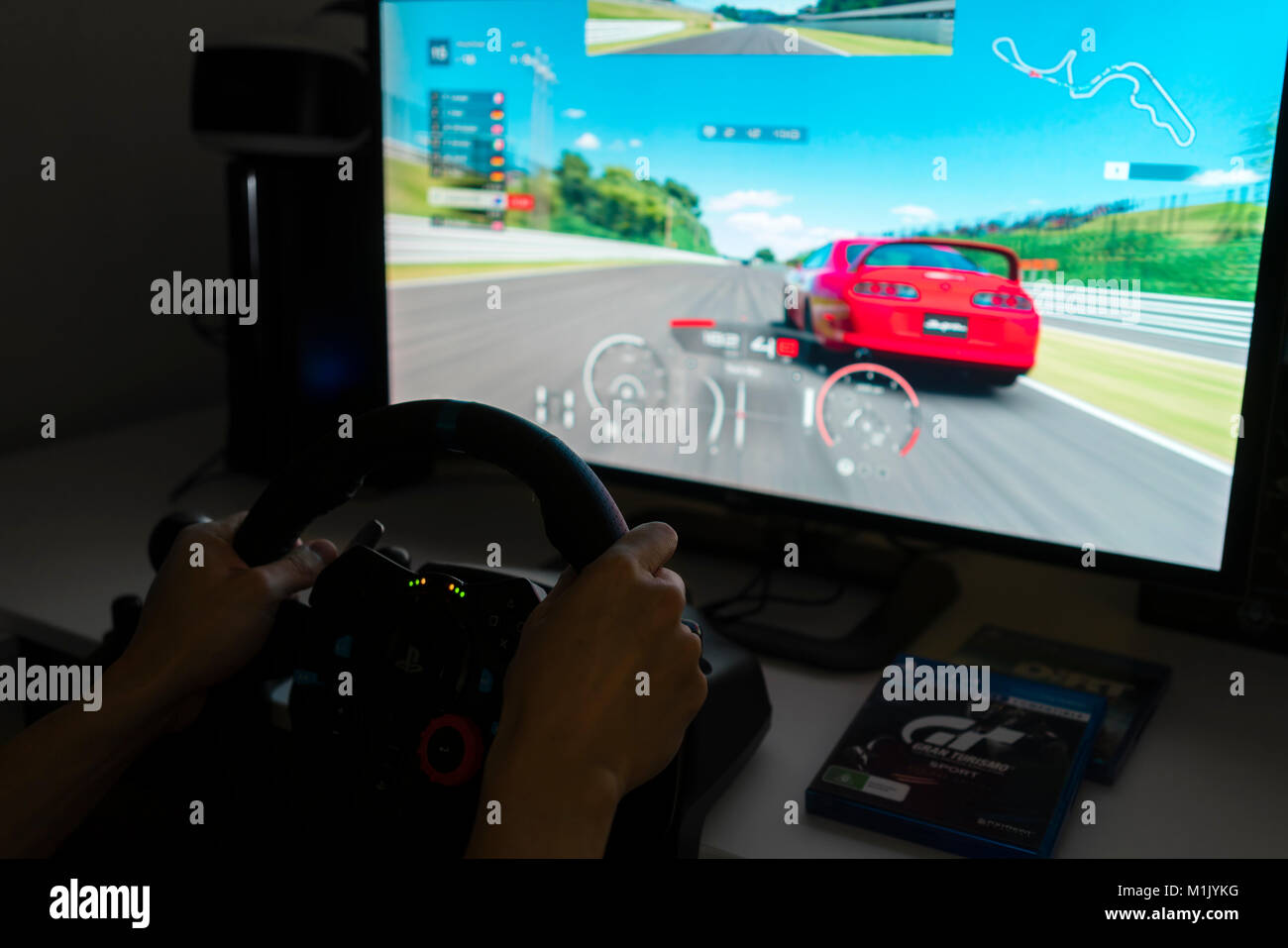 Riproduzione di video racing game a casa Foto Stock