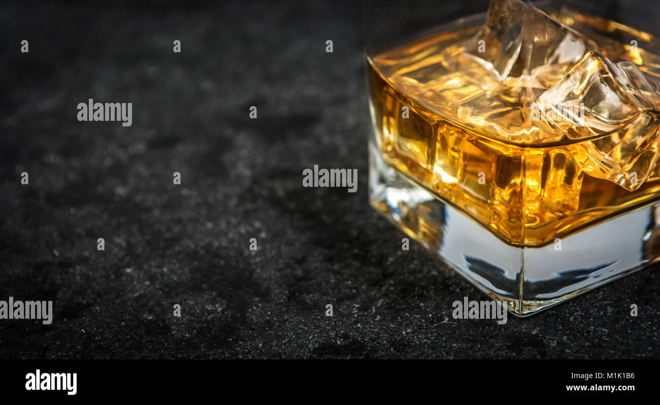 Whisky e whiskey Bourbon o con ghiaccio sulla pietra scura tabella Foto Stock