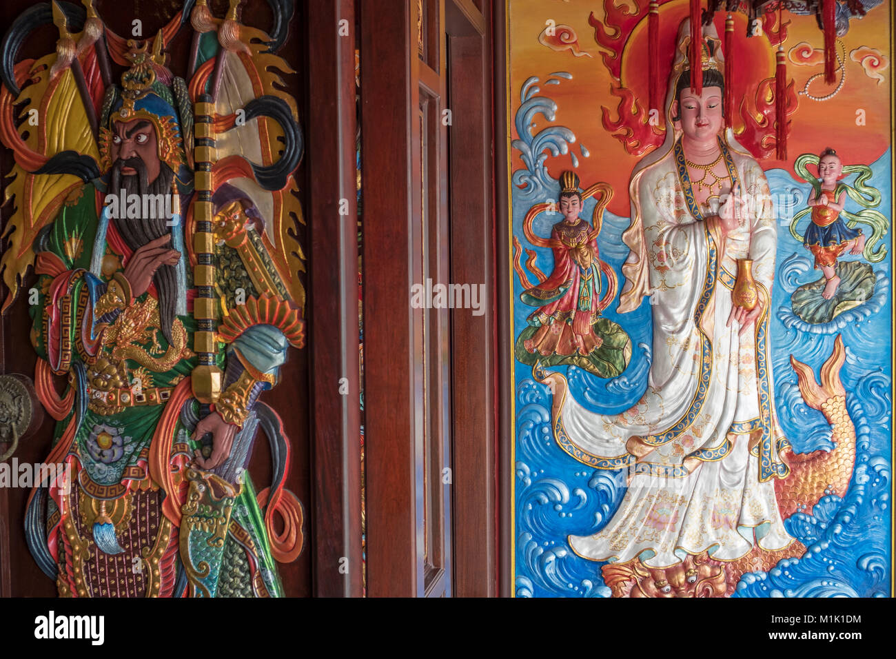 Guan Yin Buddha e porta Dio al cinese taoista imperatore Baosheng santuario nell'Isola di Phuket, Tailandia. 16-Gen-2018 Foto Stock