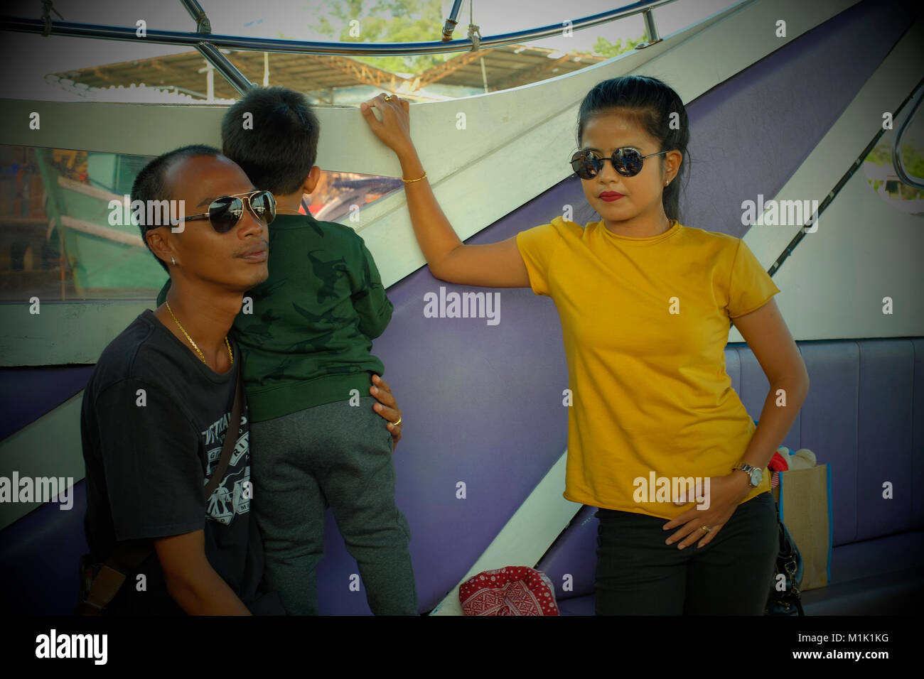 Famiglia tailandese di tre su una barca in Phuket, Tailandia. 19-Gen-2018 Foto Stock