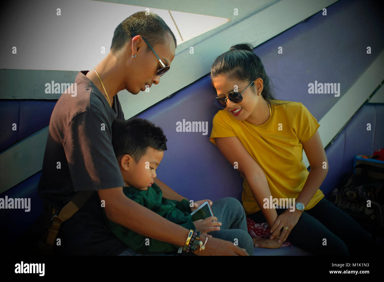 Famiglia tailandese di tre su una barca in Phuket, Tailandia. 19-Gen-2018 Foto Stock