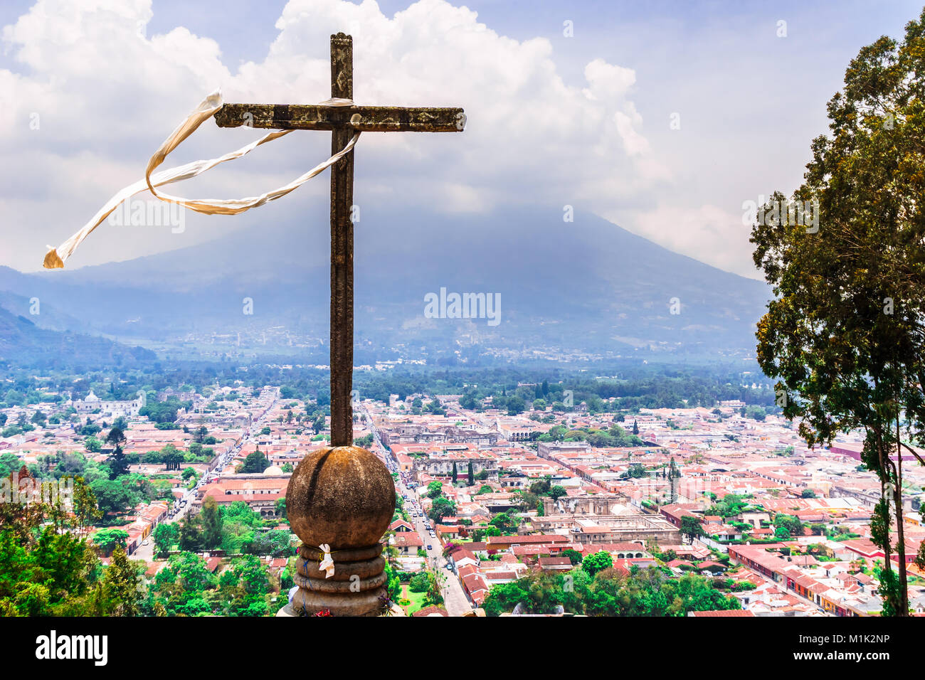 Antigua e vulcano Acatenango dal Cerro de la Cruz in Guatemala Foto Stock