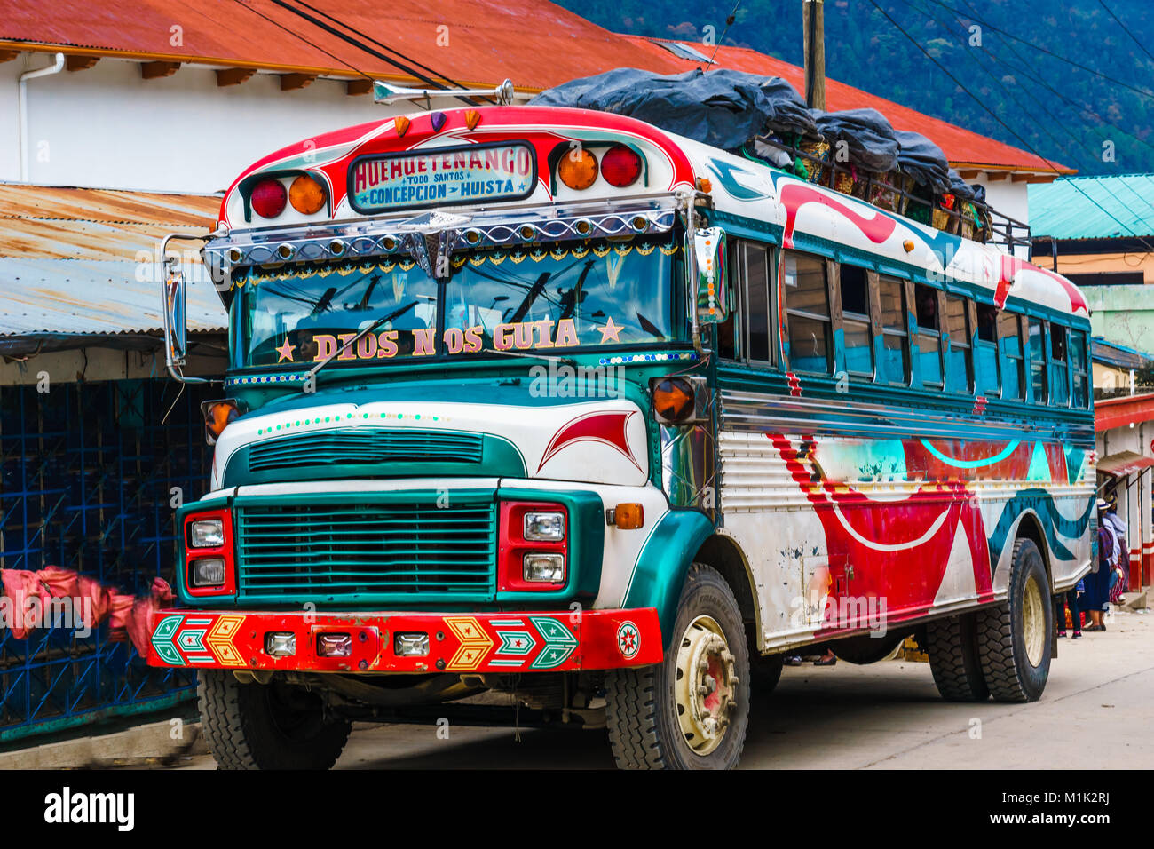 Bus pubblico nel piccolo villaggio di Todos Santos de Chuchumatan in Guatemala Foto Stock