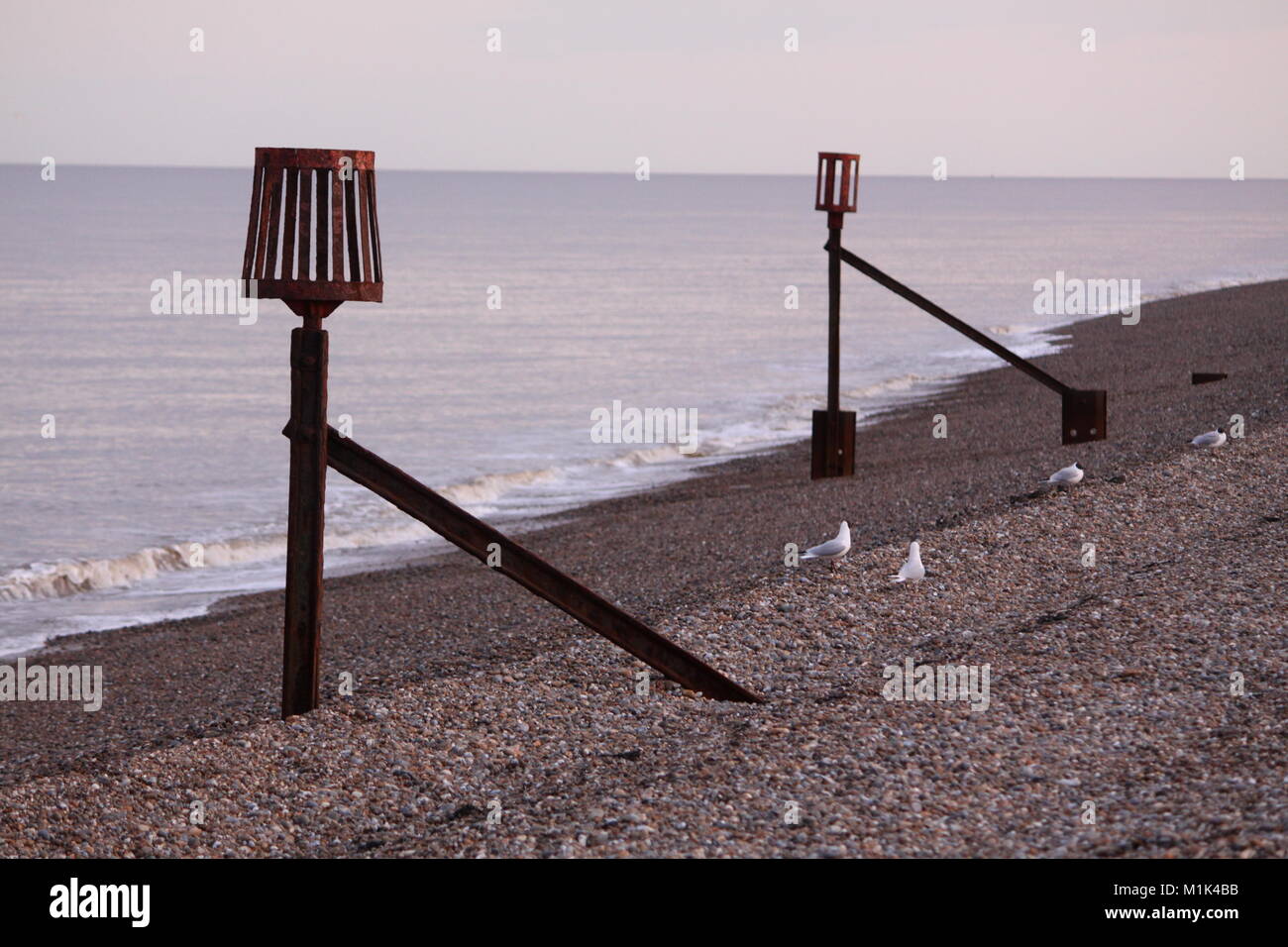 Spiaggia ghiaiosa, Aldeburgh, Suffolk, Inghilterra Foto Stock