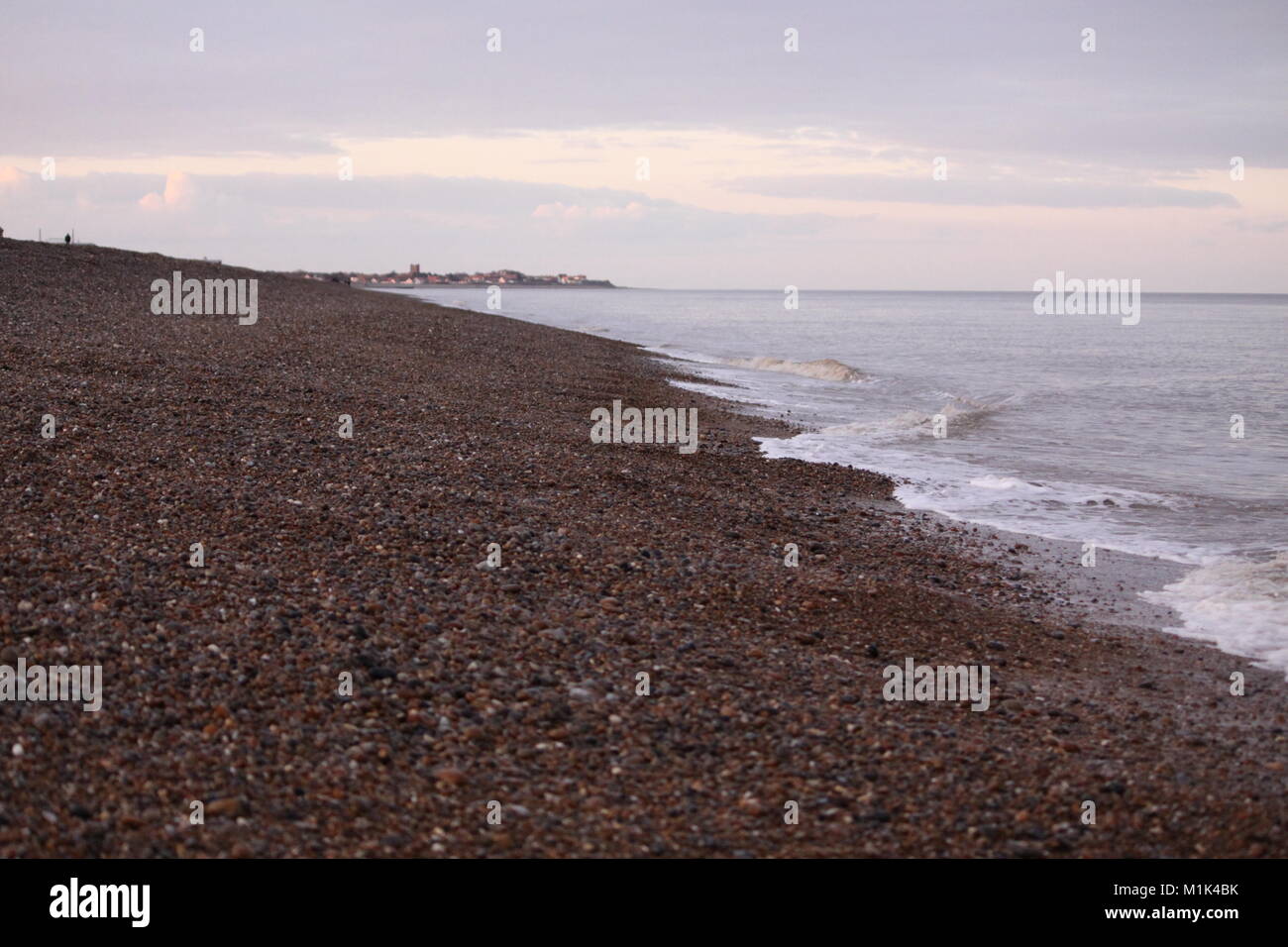 Spiaggia ghiaiosa, Aldeburgh, Suffolk, Inghilterra Foto Stock