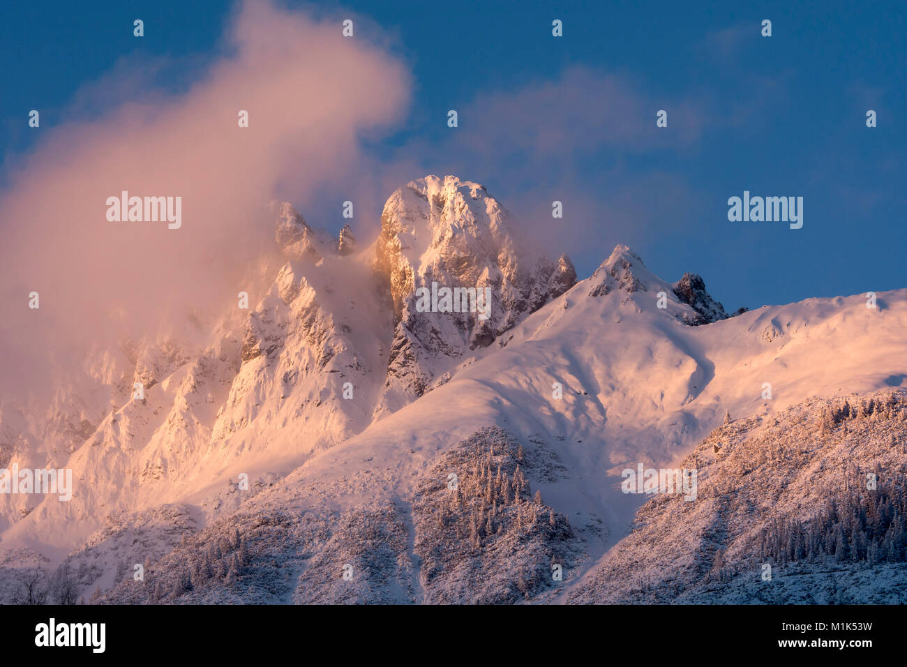 Paesaggio di montagna in inverno, Mittagsspitze e Fiechterspitze, montagne Karwendel, Tirolo, Austria Foto Stock