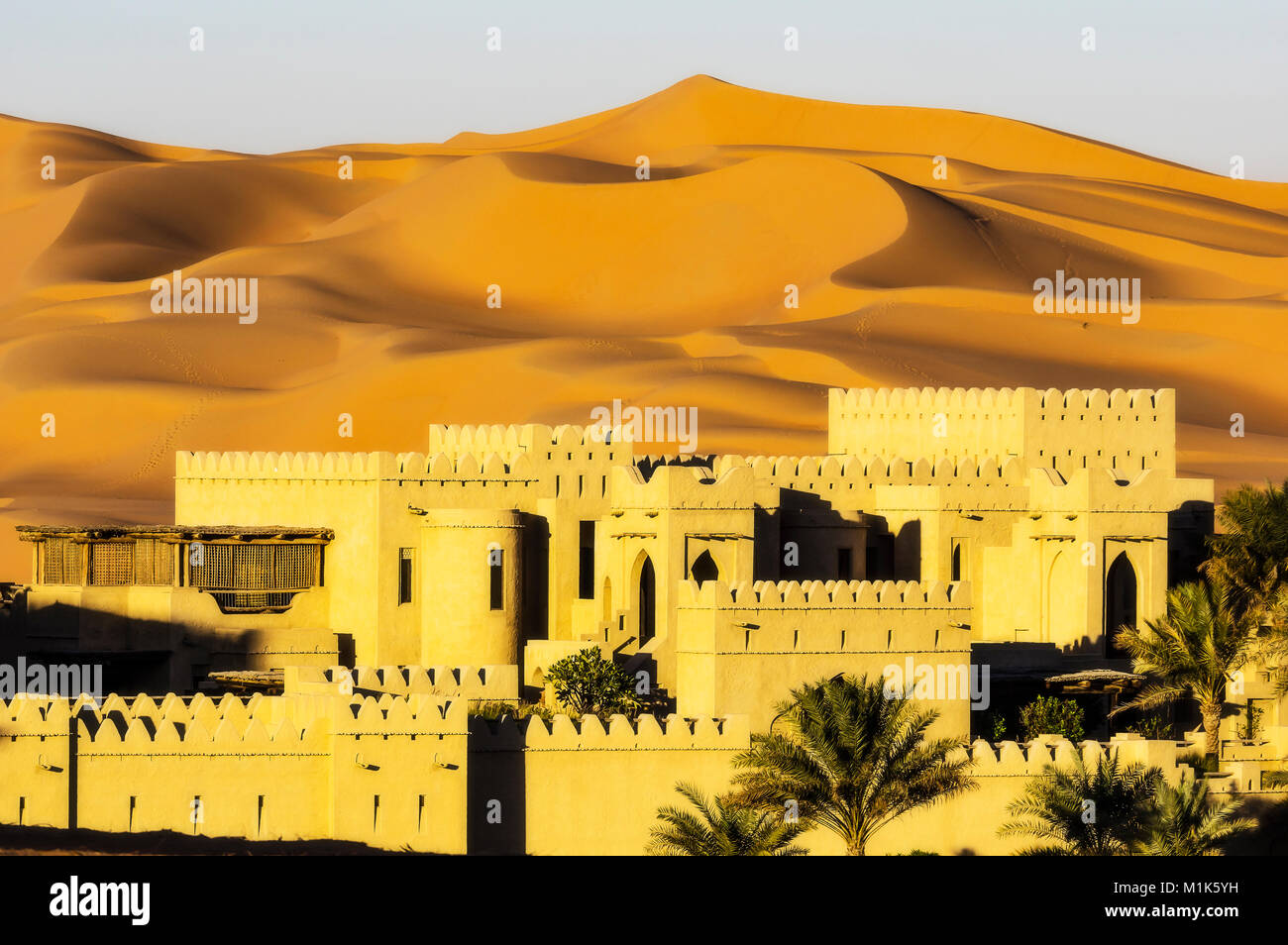 Hotel Qasr al Sarab, dune di sabbia del Rub Al Khali Desert in background, Abu Dhabi, Emirati Arabi Uniti, Medio Oriente Foto Stock