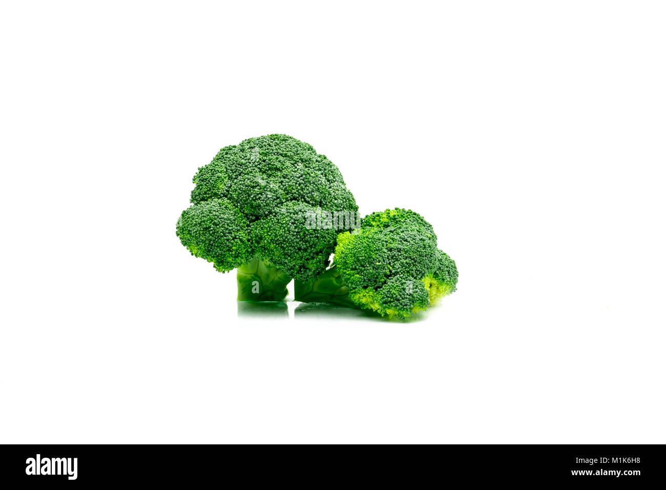 Broccoli verdi (Brassica oleracea). Verdure fonte naturale di betacarotene, vitamina C e la vitamina k, fibre alimentari, folato. Freschi cavoli broccoli isolat Foto Stock