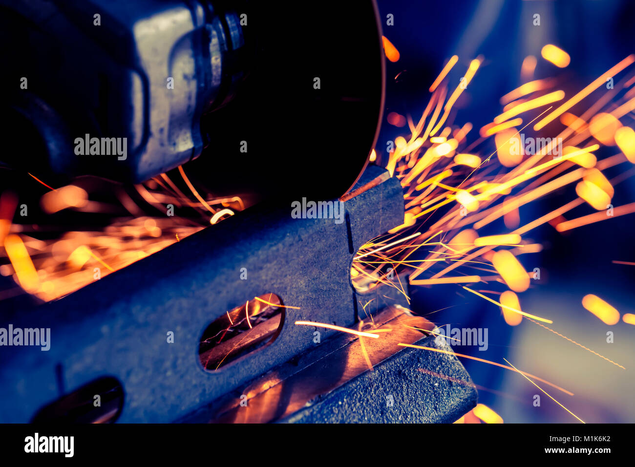 Metallo essendo tagliato con affilatore elettrico con scintilla battenti Foto Stock