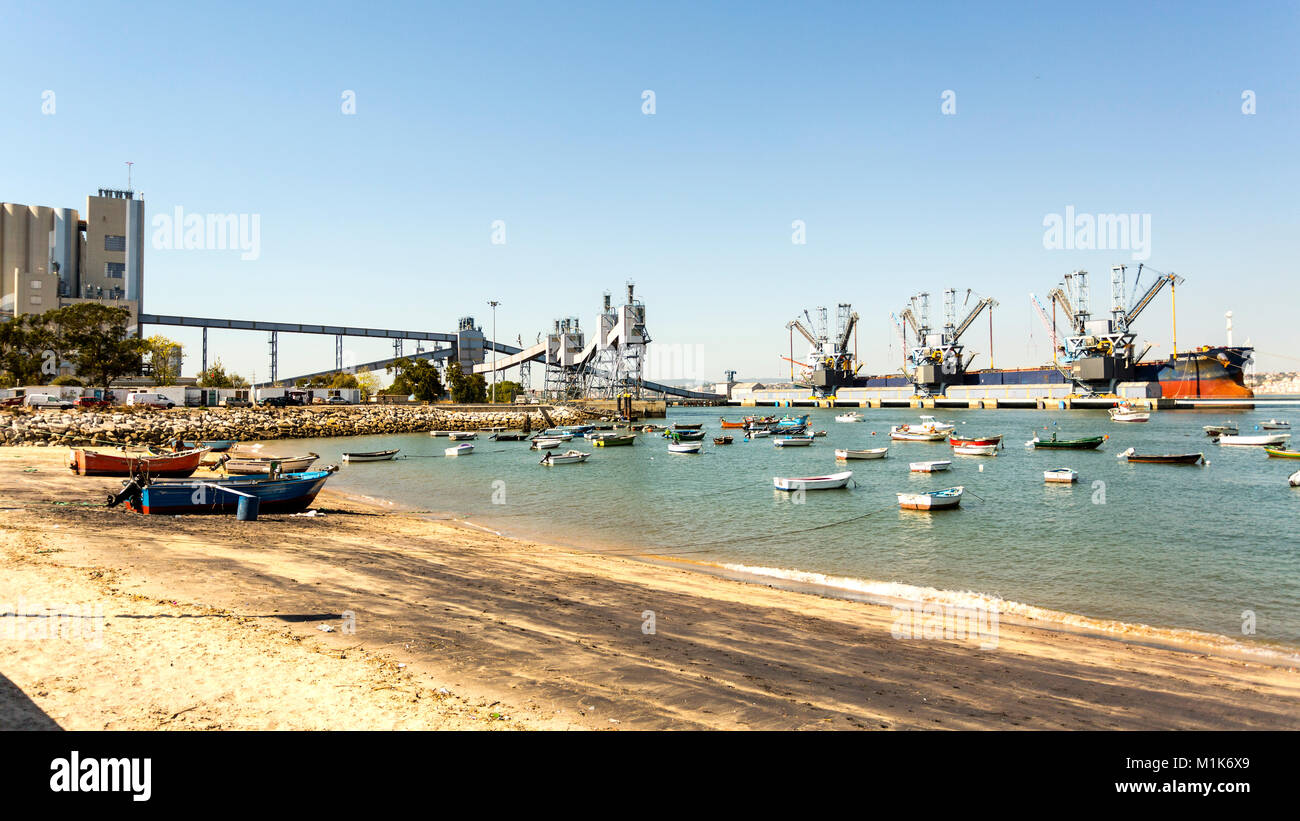 Acque profonde terminale e silos per il grano, i prodotti derivati e prodotti oleosi in Trafaria, Portogallo Foto Stock