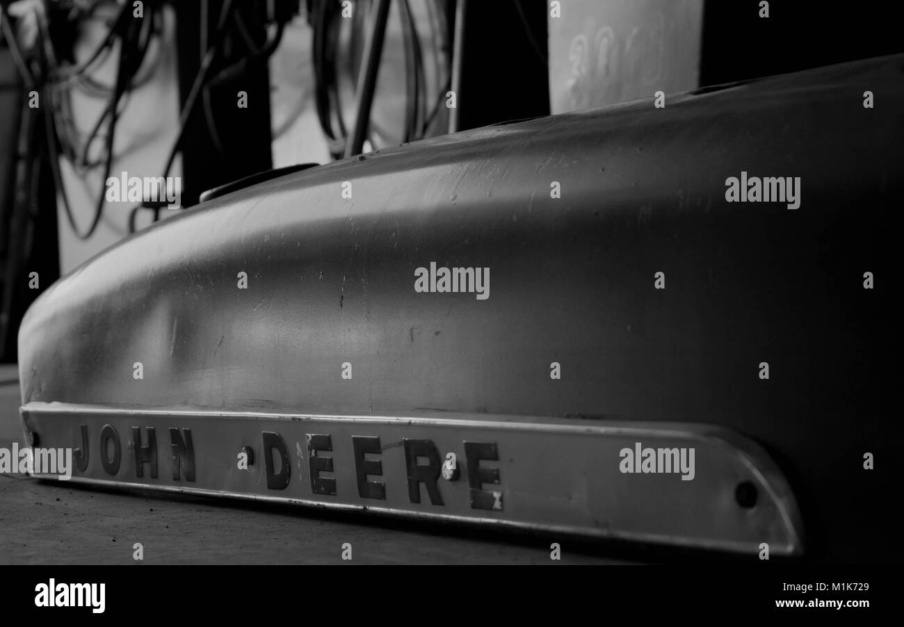 Il vecchio trattore John Deere il cofano Foto Stock