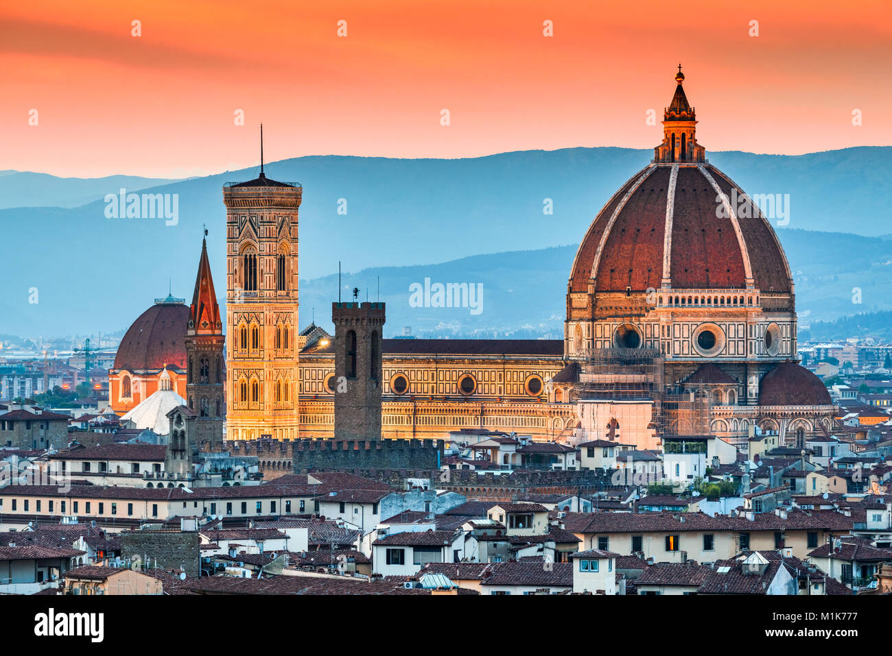 Firenze, Toscana - tramonto da favola con il Duomo di Santa Maria del Fiore, architettura rinascimentale di Firenze, Italia. Foto Stock