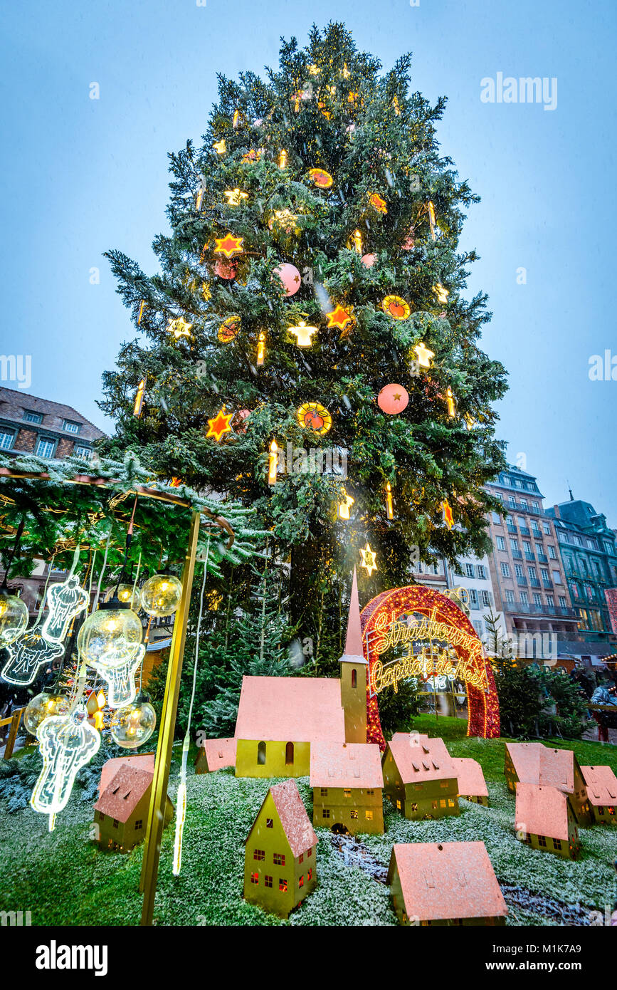 Strasburgo, Francia - 3 dicembre 2017: Strasburgo, Francia. Posizionare Kebler e albero di Natale, Capitale de Noel in Alsazia. Foto Stock