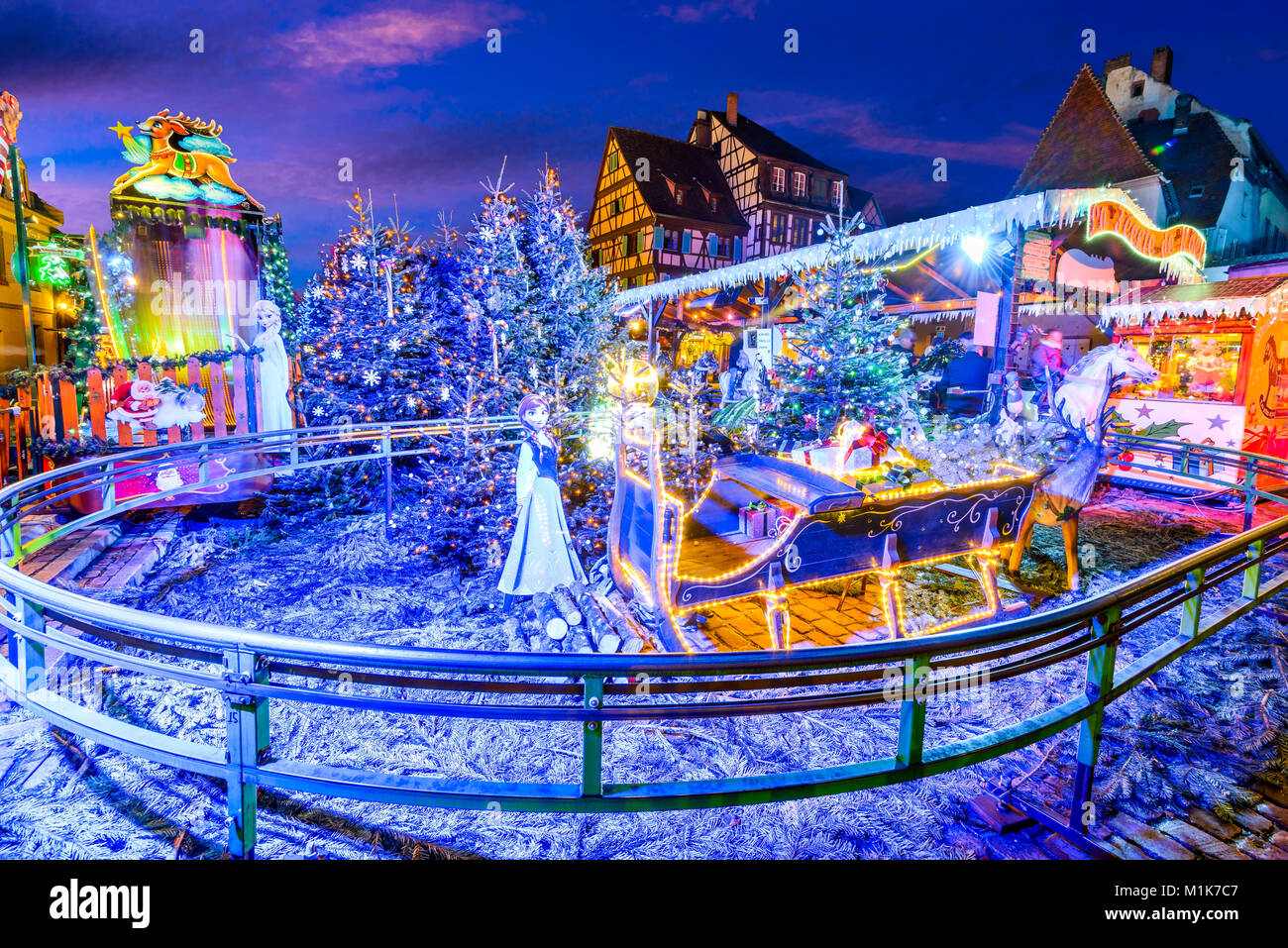 Colmar, Alsazia, Francia. Gingerbread case aggiungi il Mercatino di Natale di artigiani locali, famosa in Europa. Foto Stock