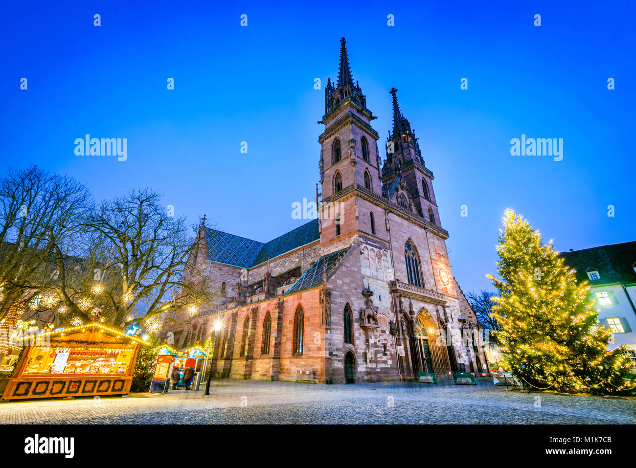 Basel, Svizzera. Favola di Natale al mercato Munsterplatz e Cattedrale di Munster, Confederazione Svizzera. Foto Stock