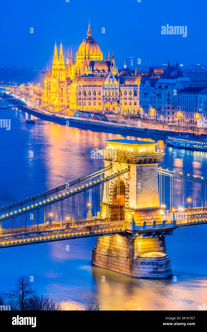 Budapest, Ungheria. Ponte delle catene di Szechenyi e parlamento ungherese edificio oltre il Fiume Danubio. Foto Stock