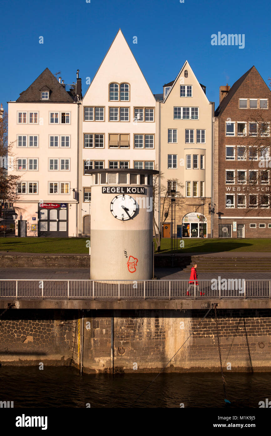 Germania, Colonia, livello acqua orologio nella parte vecchia della città alla Frankenwerft. Deutschland, Koeln, der Pegel Koelner in der Altstadt an der fra Foto Stock