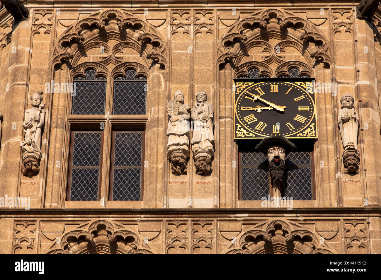 Germania, Colonia, la torre della città storica di Hall nella parte vecchia della città, sotto l'orologio si vede il Platzjabbeck, una faccia che si estende o Foto Stock