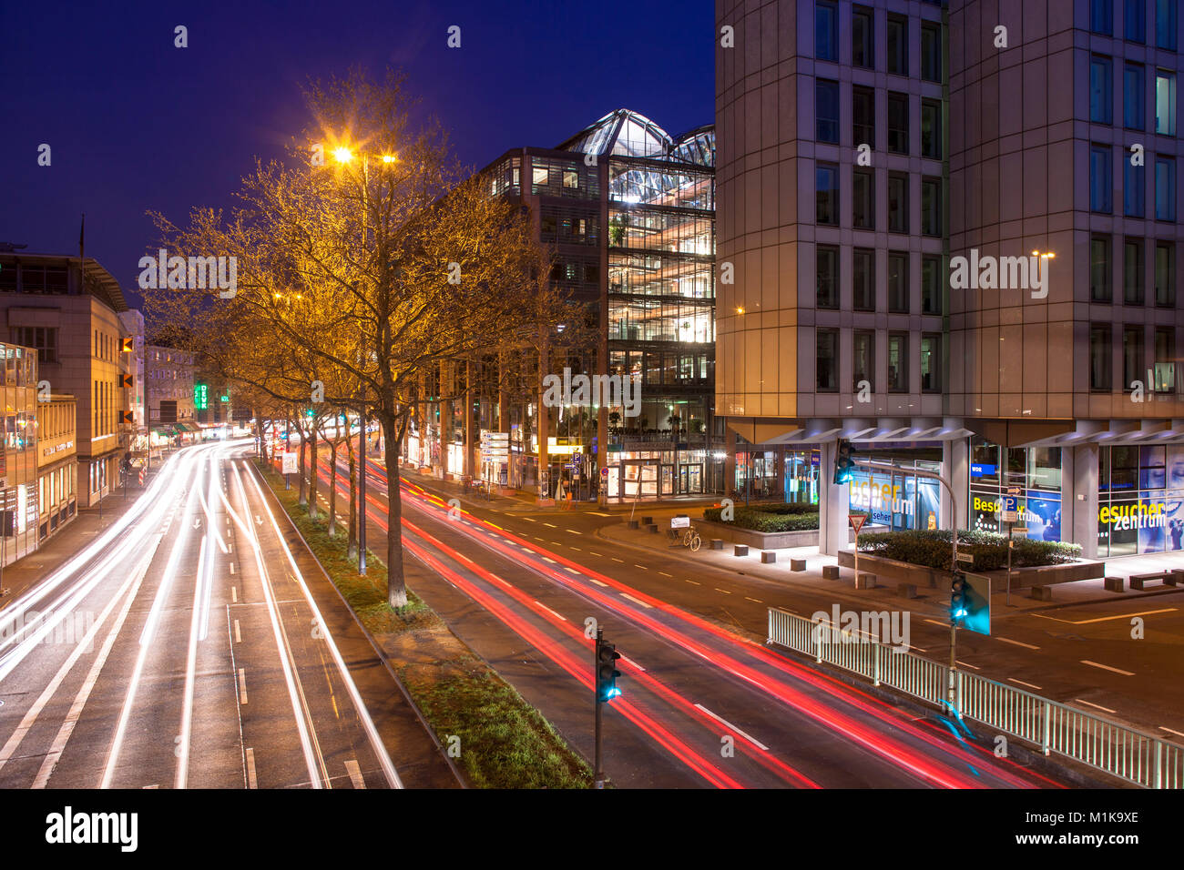 Germania, Colonia, strada Nord-Sued-Fahrt in città, a destra la WDR Arcade e l'edificio Vierscheibenhaus del Westdeutscher Rundfunk o W Foto Stock