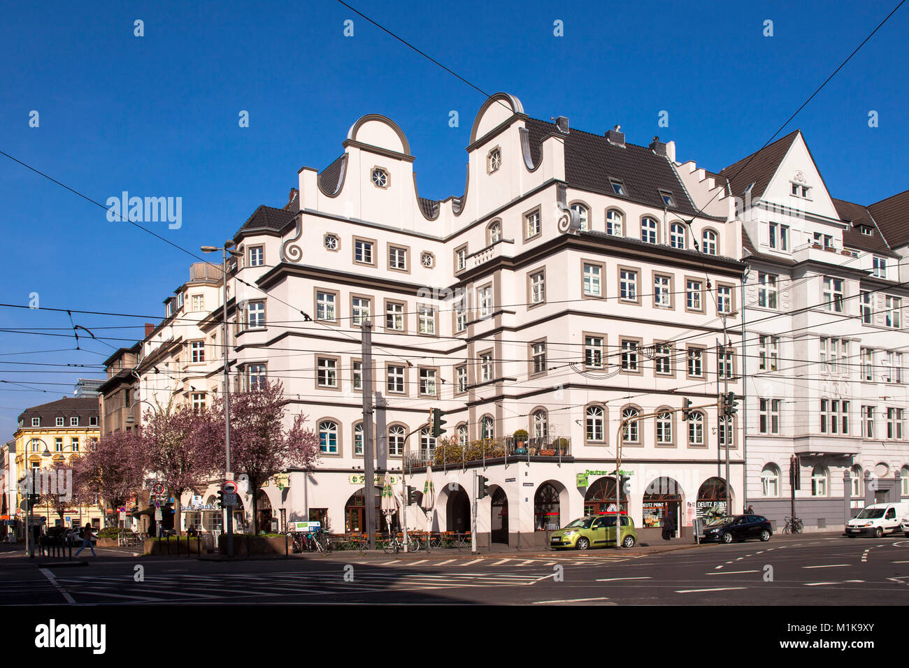 Germania, Colonia, bivio Deutzer Freiheit/Justinianstraße nel quartiere Deutz, l'edificio Deutzer Freiheit 1 dall'architetto Wilhelm Riphahn. Foto Stock