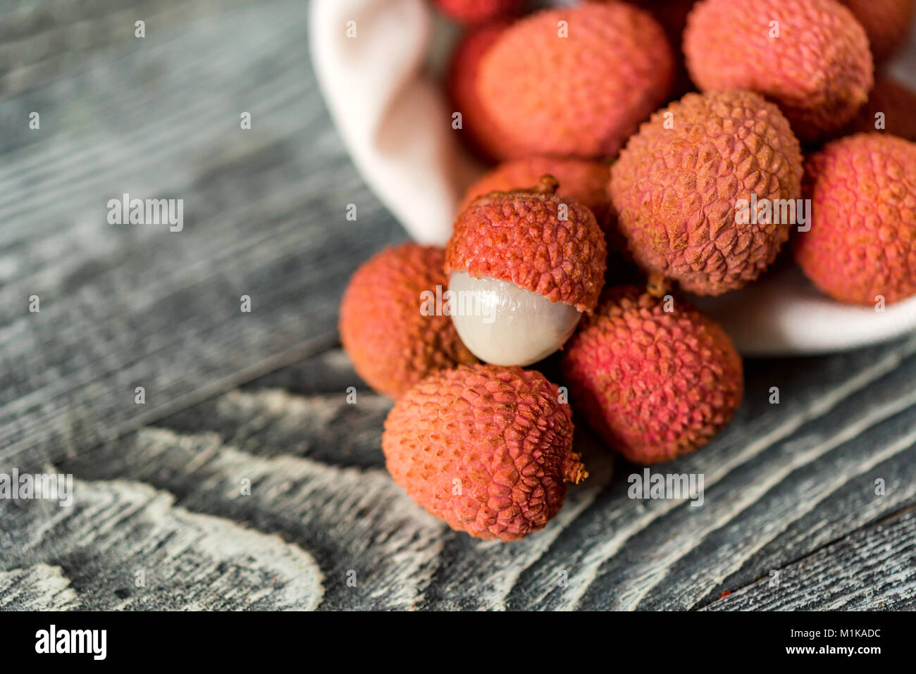 Litchi frutto nel sacco bianco vicino Foto Stock