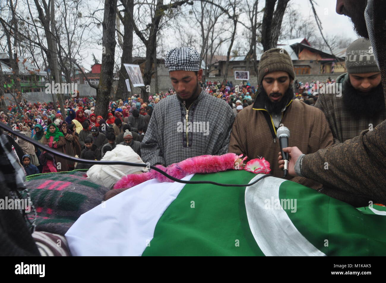 Migliaia di piangere come il funerale di civili Rayees Ganie, 19, è in corso in Shopian quartiere di South Kashmir in India il 31 gennaio 2018. Foto Stock