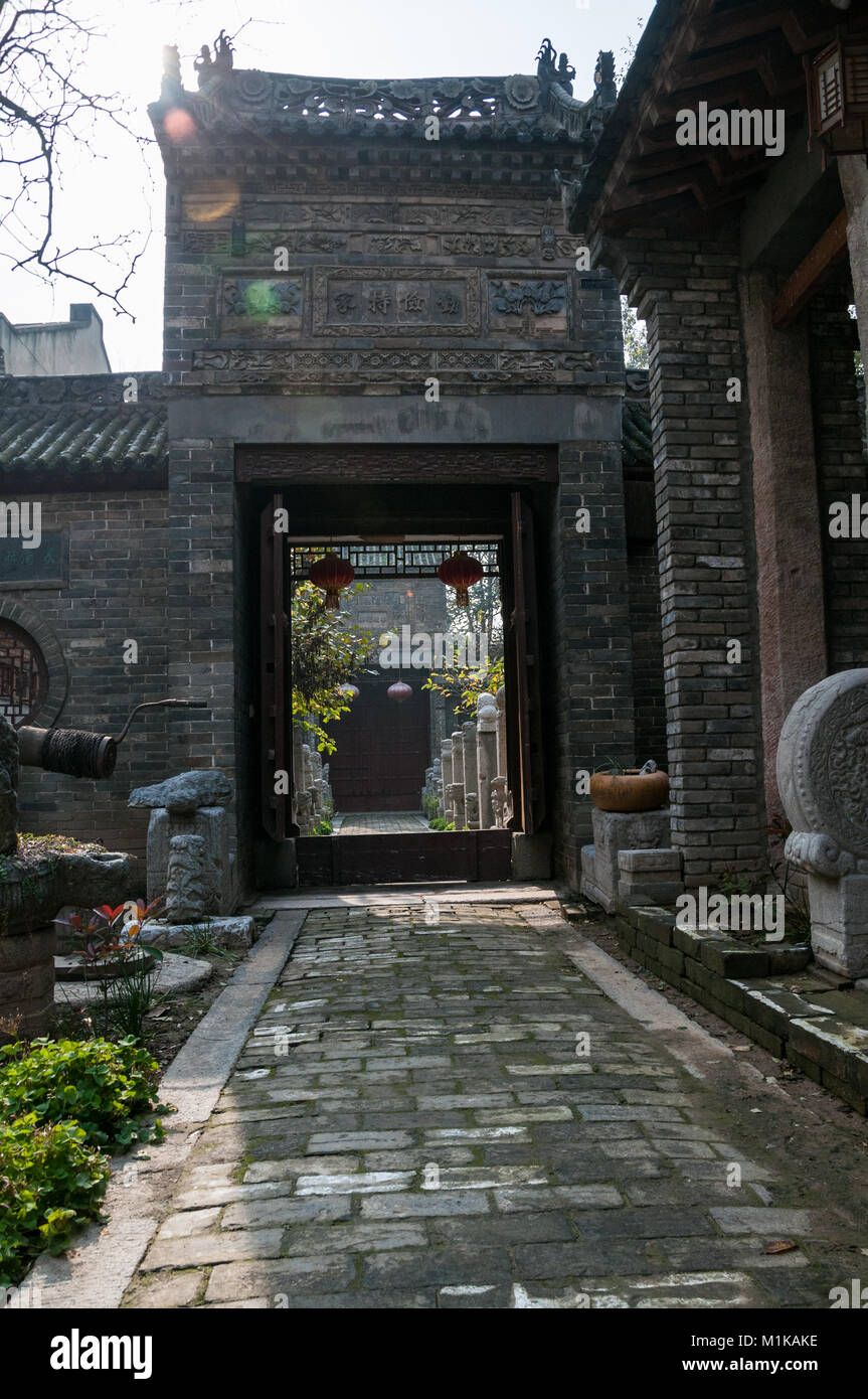 Un tradizionale di mattoni grigi di entrata nella ex Guardie rosse Wu Jianguo privato dell'antiquariato cinese di raccolta. La zona rurale della città di Xi'an. Foto Stock