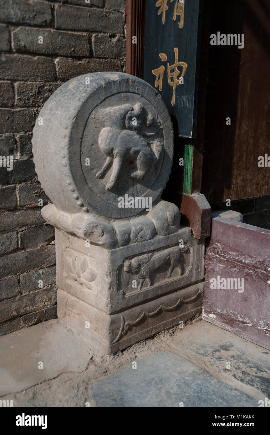 Un tradizionale pietra intagliata post in corrispondenza di un ingresso in ex Guardie rosse Wu Jianguo privato dell'antiquariato cinese di raccolta. La zona rurale della città di Xi'an. Foto Stock