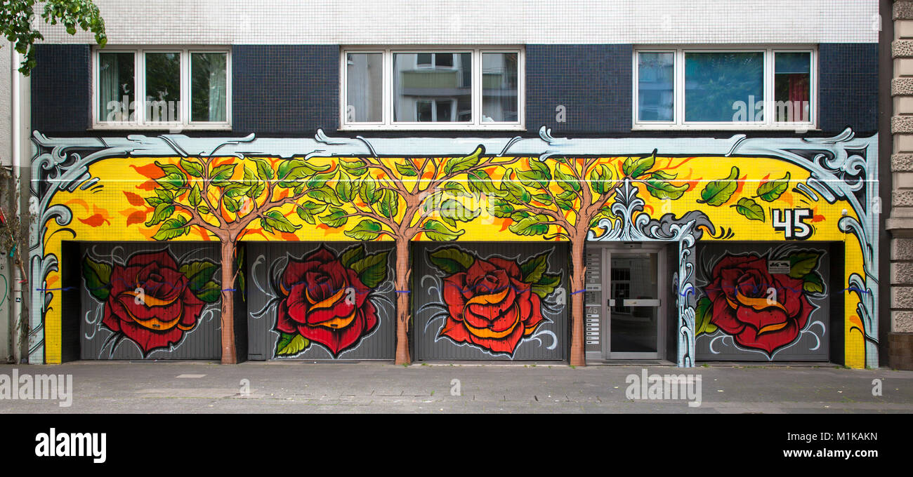 Germania, Colonia, dipinto le porte del garage nel quartiere belga. Deutschland, Koeln, bemalte Garagentore im Belgischen Viertel. Foto Stock