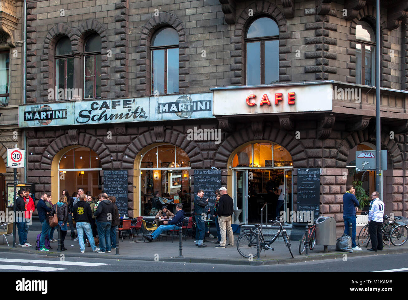 Germania, Colonia, cafe Schmitz presso la strada angolo Hansaring Luebecker street. Deutschland, Koeln, Cafe Schmitz am Hansaring Ecke Luebecker Strasse. Foto Stock
