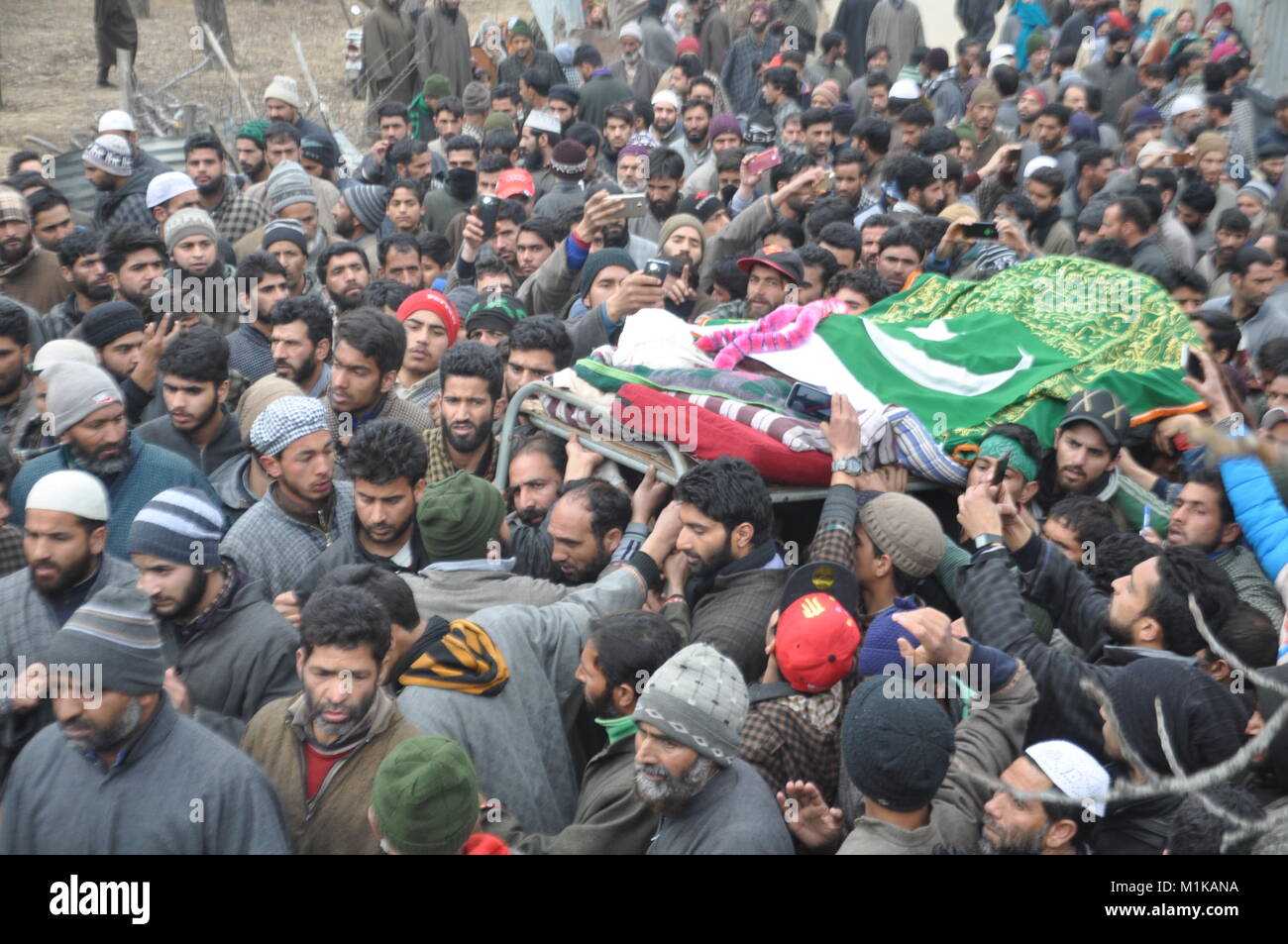 Migliaia di piangere come il funerale di civili Rayees Ganie, 19, è in corso in Shopian quartiere di South Kashmir in India il 31 gennaio 2018. Foto Stock