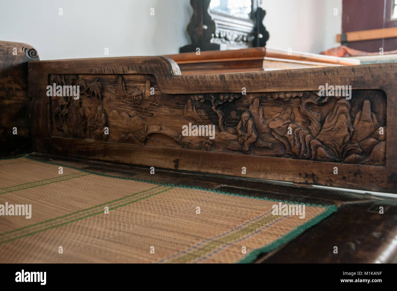 Incisioni sul lato dello schermo di un tradizionale in legno intagliato letto. Parte della collezione privata di Wu Jianguo un ex Guardie rosse. La zona rurale di Xi' Foto Stock