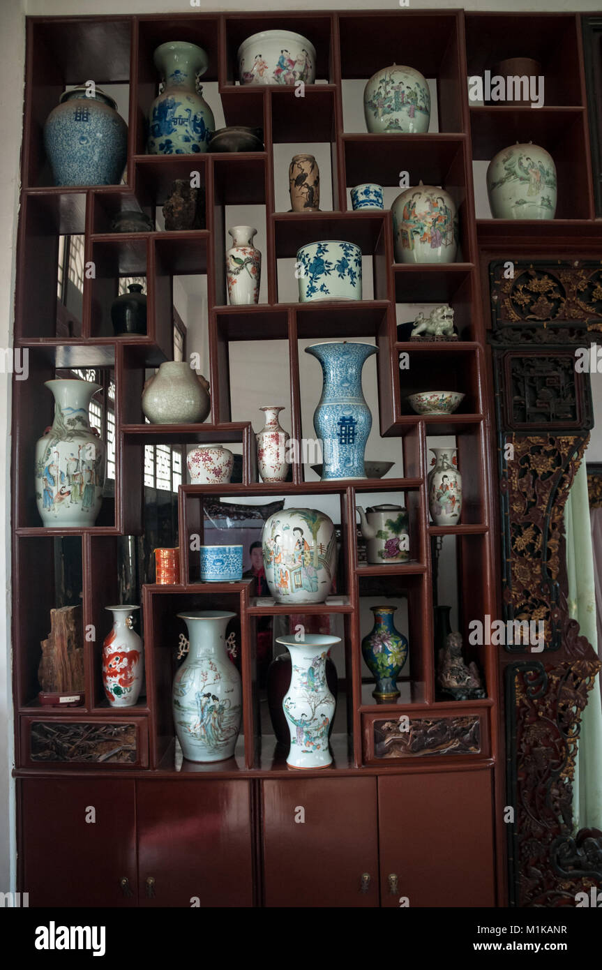 Un display in legno armadio la visualizzazione di parte di Wu Jianguo la collezione di antichi vasi cinesi. Situato nella zona rurale di Xi'an. Foto Stock