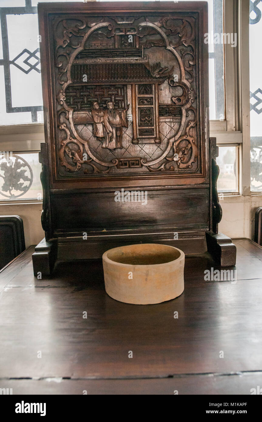 Un antico in legno intagliato schermo. Parte di Wu Jianguo la collezione di antichi mobili Cinesi si trova nella zona rurale di Xi'an. Foto Stock