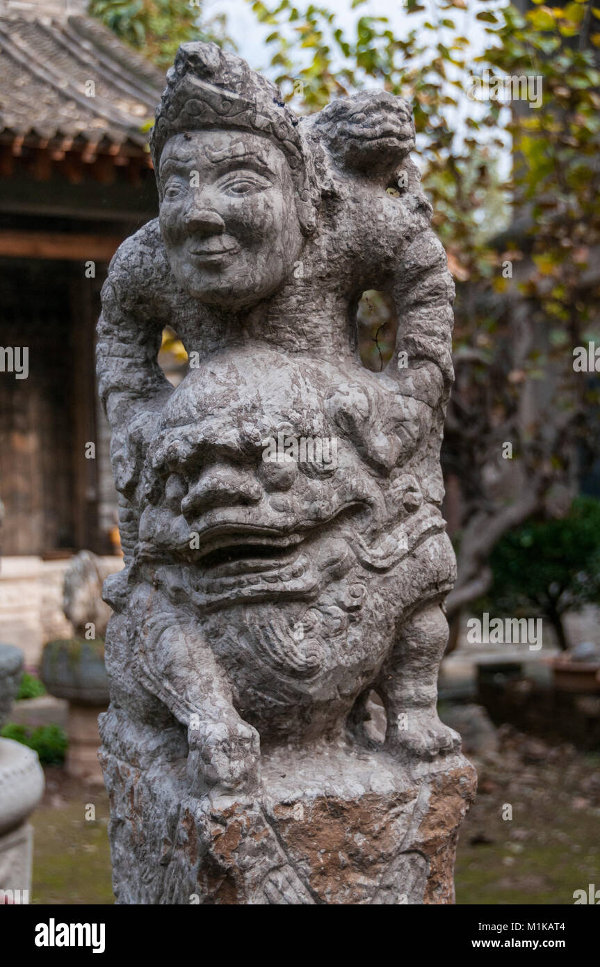 Un post statua di un uomo a cavallo di un leone come creatura. Parte di Wu Jianguo della collezione di antichi si trova nella zona rurale di Xi'an. Foto Stock