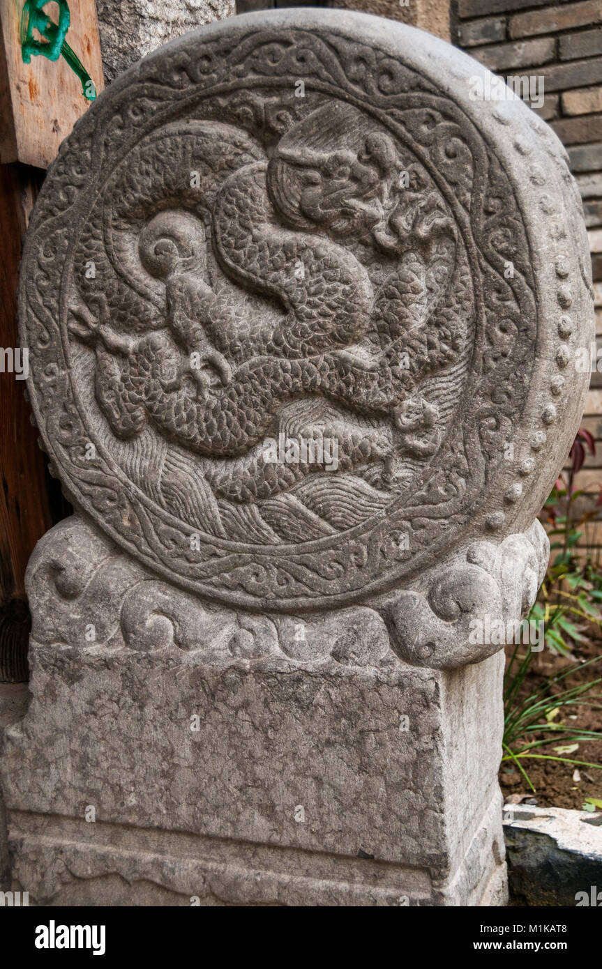 Un entrata in pietra post per un portale con un drago pattern. Parte di Wu Jianguo della collezione di antichi si trova nella zona rurale di Xi'an. Foto Stock