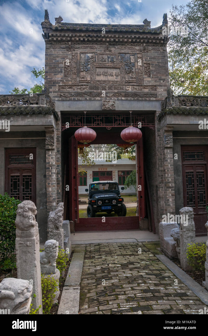 Xi'an Insider della jeep di Pechino 2020 incorniciata da una vecchia parte di gateway di Wu Jianguo della collezione si trova nella zona rurale di Xi'an. Foto Stock