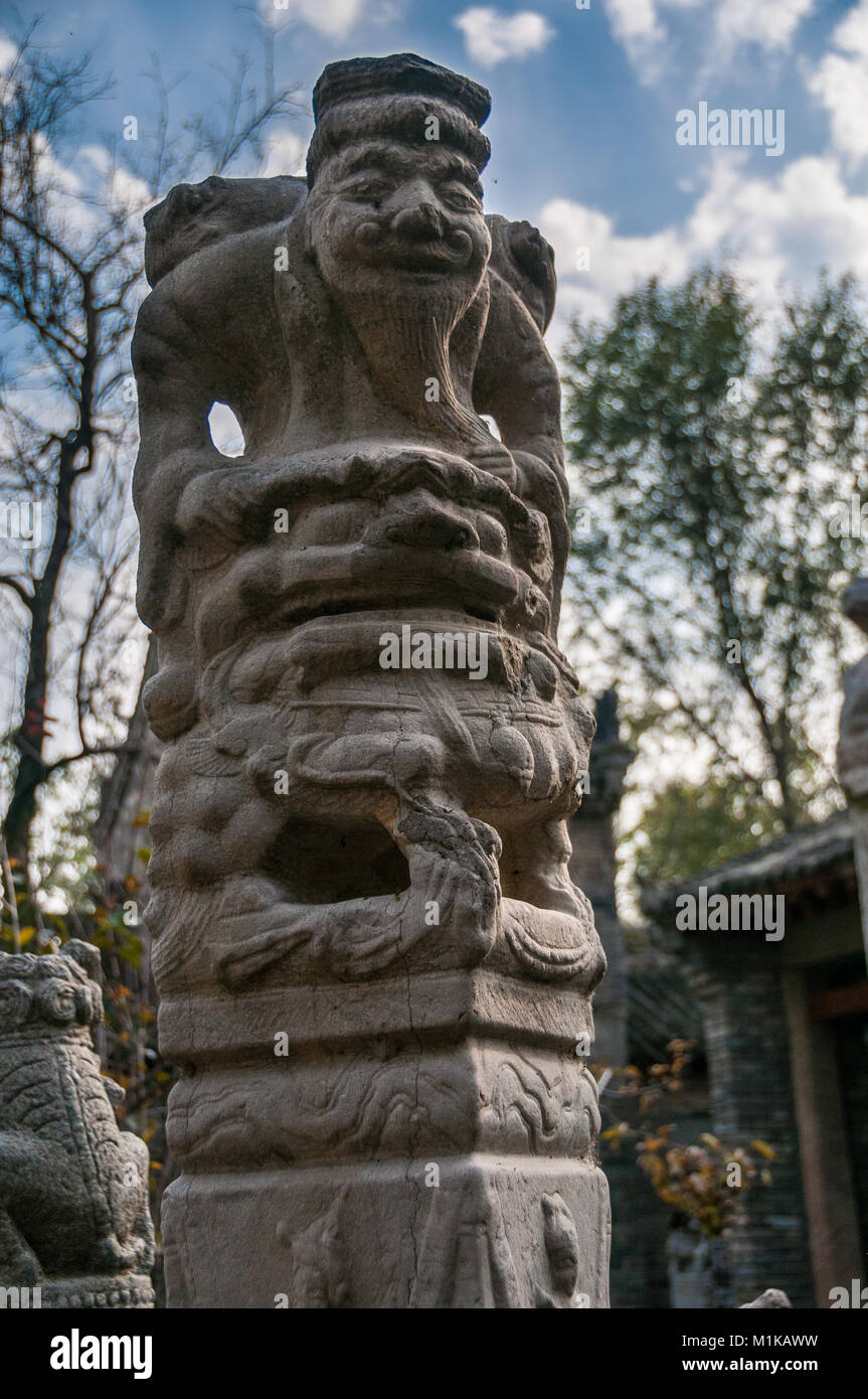 Un post statua di un barbuto vecchio uomo che cavalca un leone come creatura. Parte di Wu Jianguo della collezione di antichi si trova nella zona rurale di Xi'an. Foto Stock