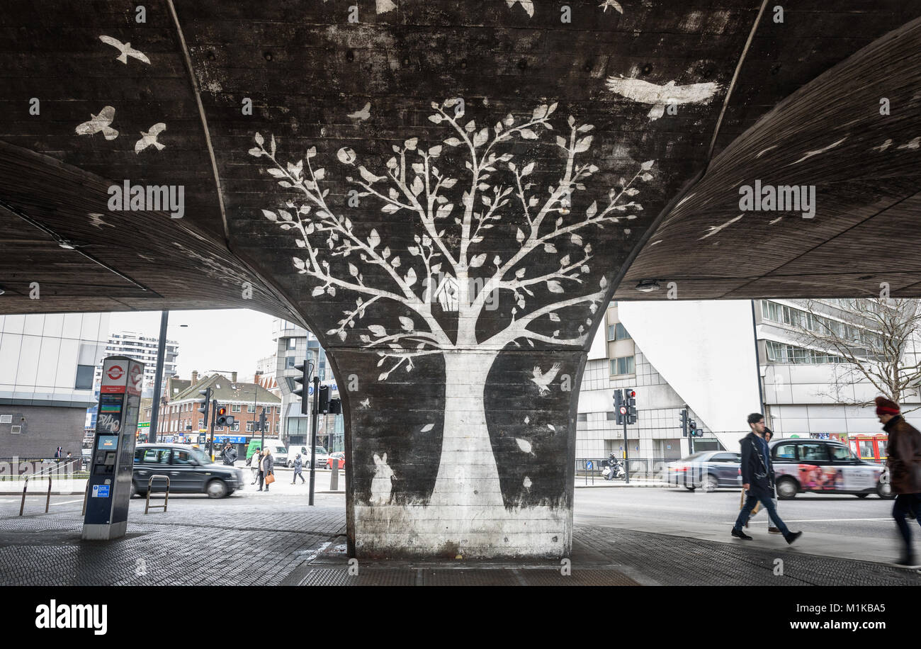 Arte Urbana sulla struttura dell'A40 Westway cavalcavia Road, Londra, Regno Unito. Foto Stock