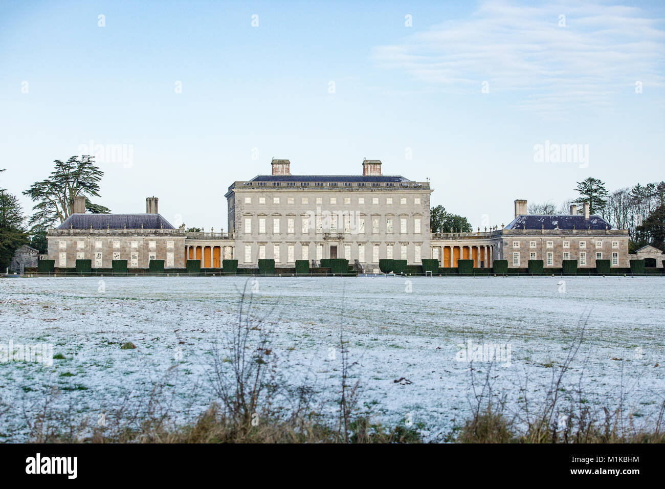 Castletown House e Parklands ricoperta di neve in una fredda mattina di gennaio. Cielo chiaro. Celbridge, nella contea di Kildare, Irlanda Foto Stock