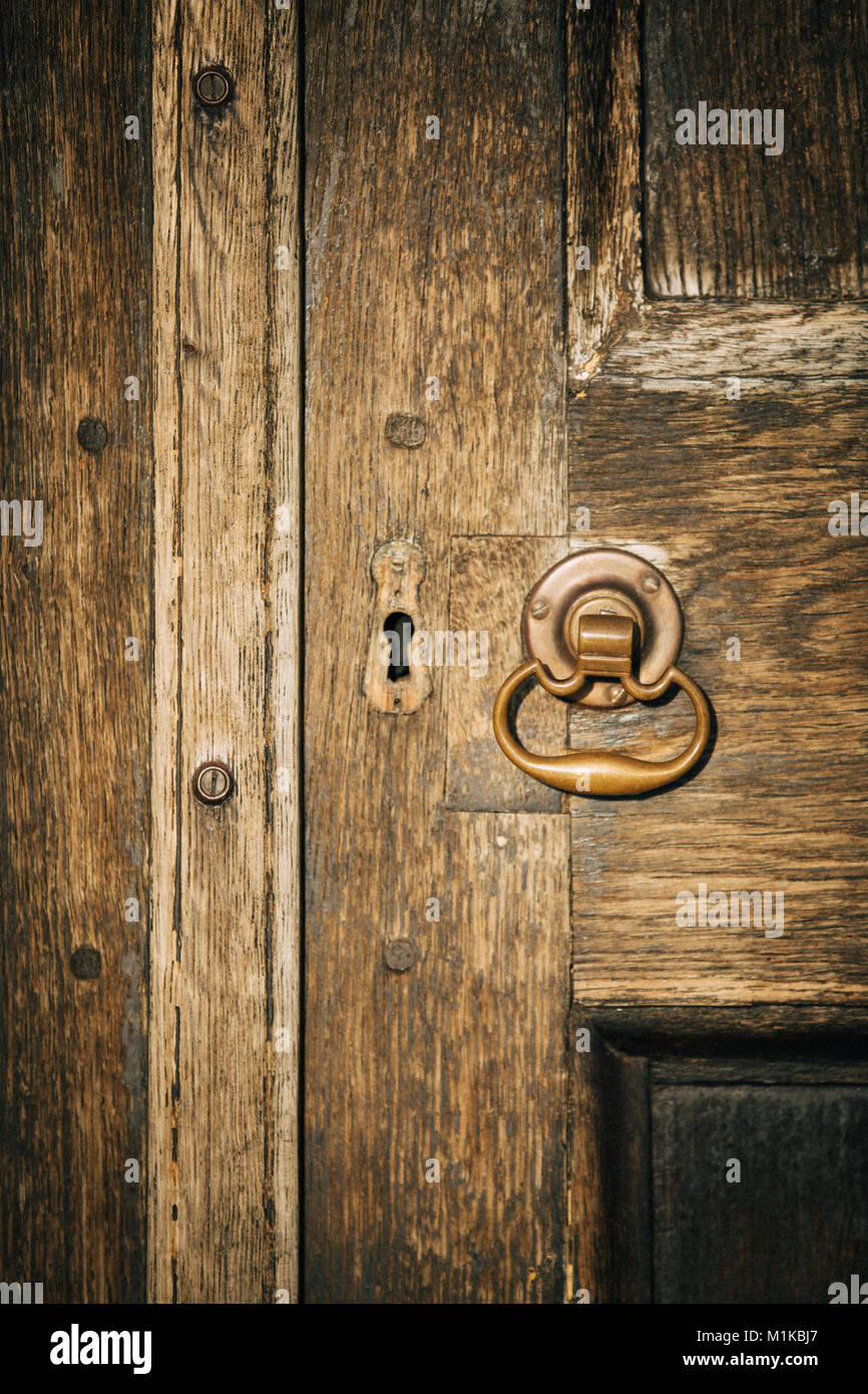 Porte in legno con maniglia immagini e fotografie stock ad alta risoluzione  - Alamy