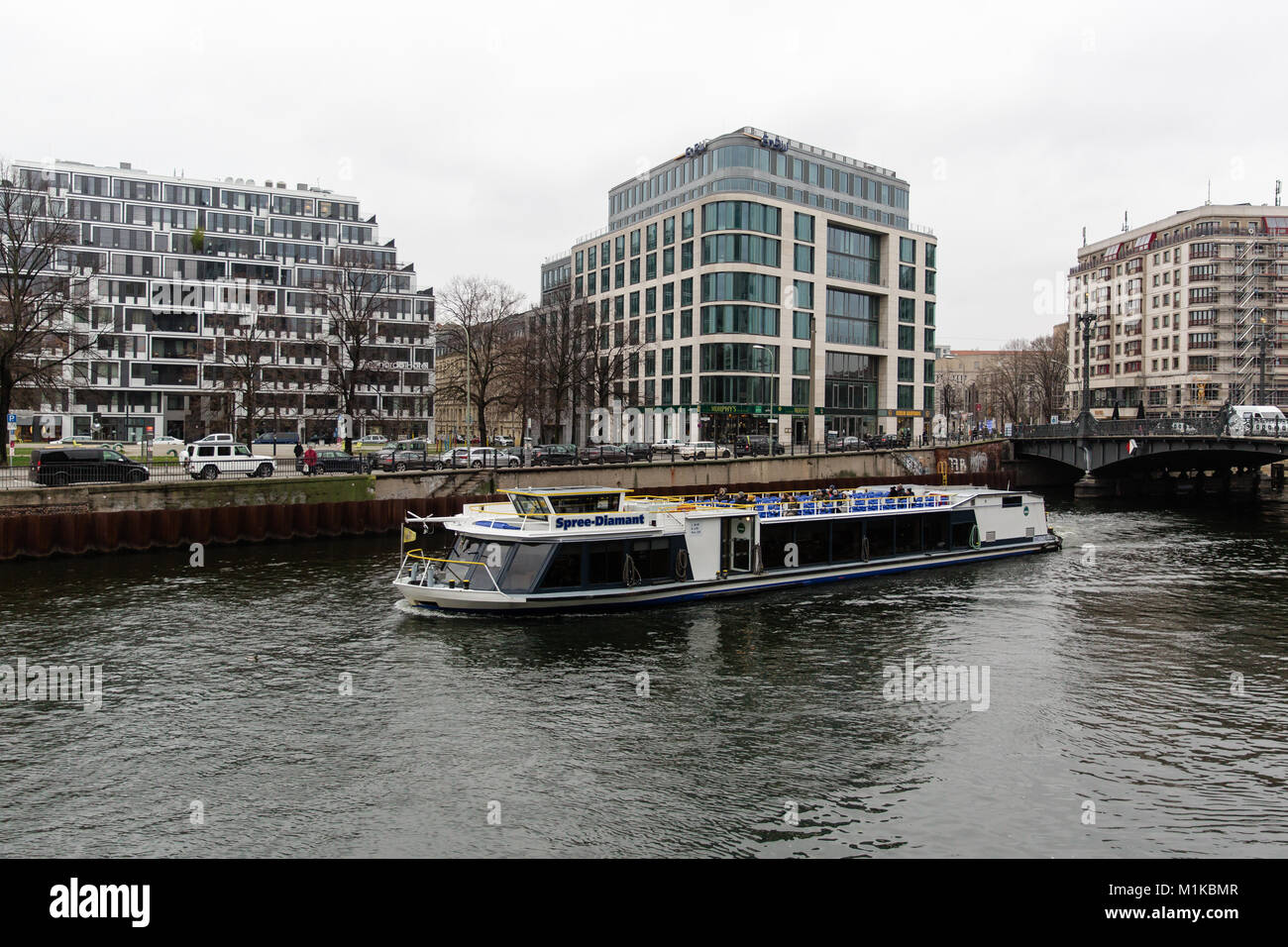 Visite nave passeggeri touring sul fiume Sprea a Berlino, Germania. Nuvoloso Giorno Foto Stock