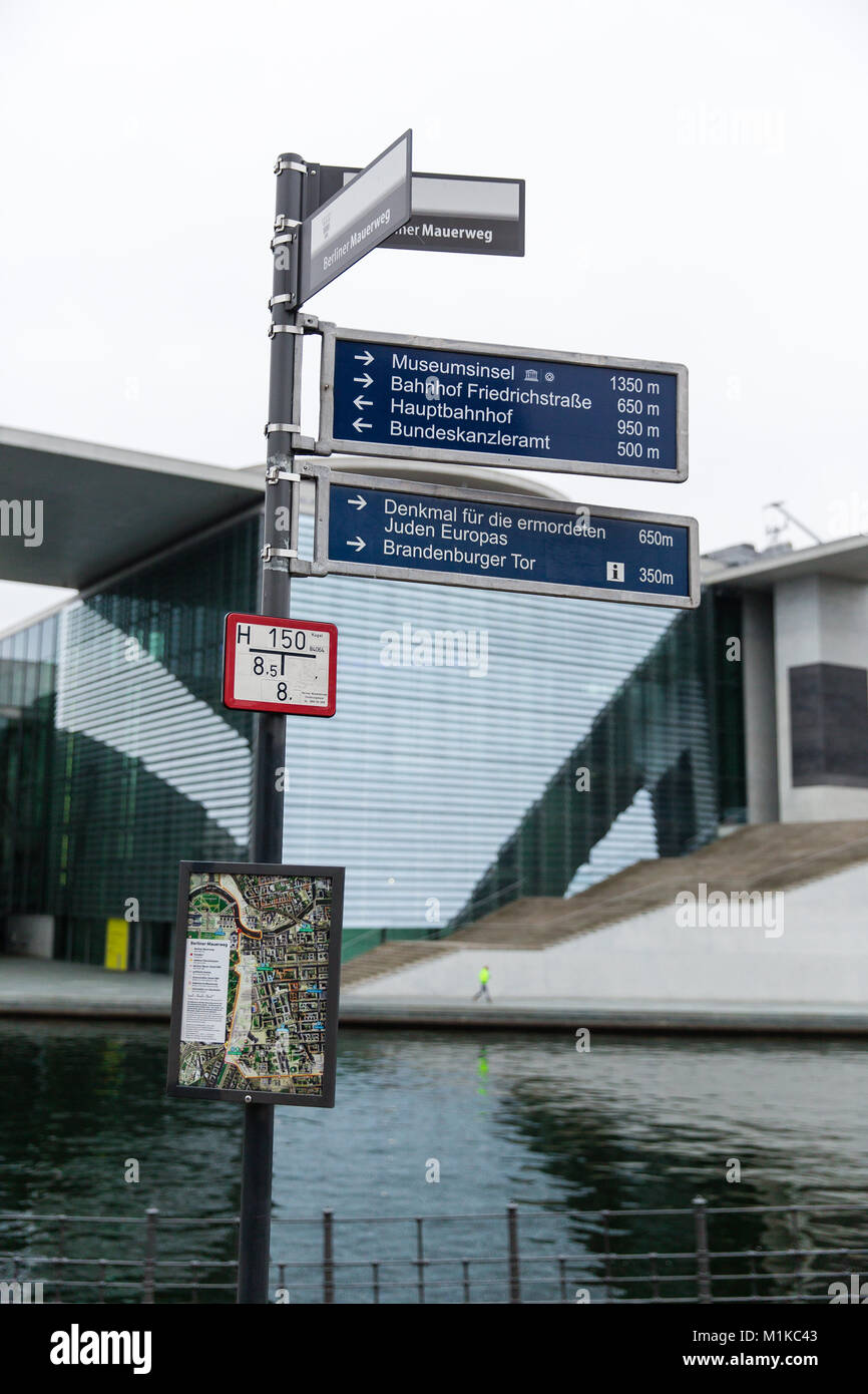 Segno posto presso il distretto governativo di Berlino Germania Foto Stock