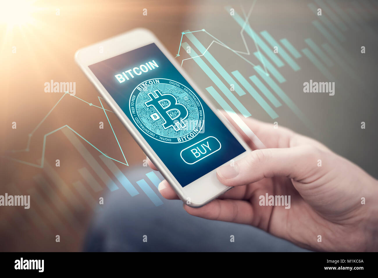 Bitcoin simbolo sul mobile app con schermo grande pulsante Acquista e grafico di crescita in background. Bitcoin crescere concetto. Nuovo denaro digitale. Foto Stock