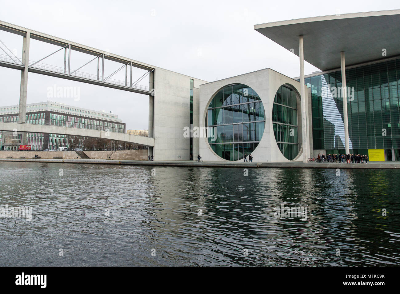 Berlino architettura moderna del governo federale tedesco e cancelleria edificio situato lungo il fiume Spree Foto Stock