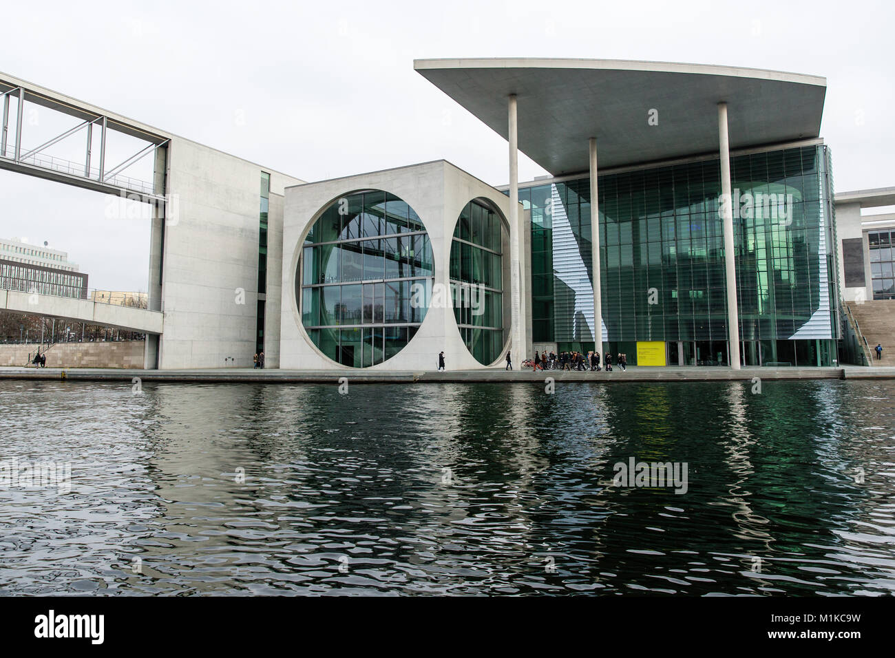 Berlino architettura moderna del governo federale tedesco e cancelleria edificio situato lungo il fiume Spree Foto Stock