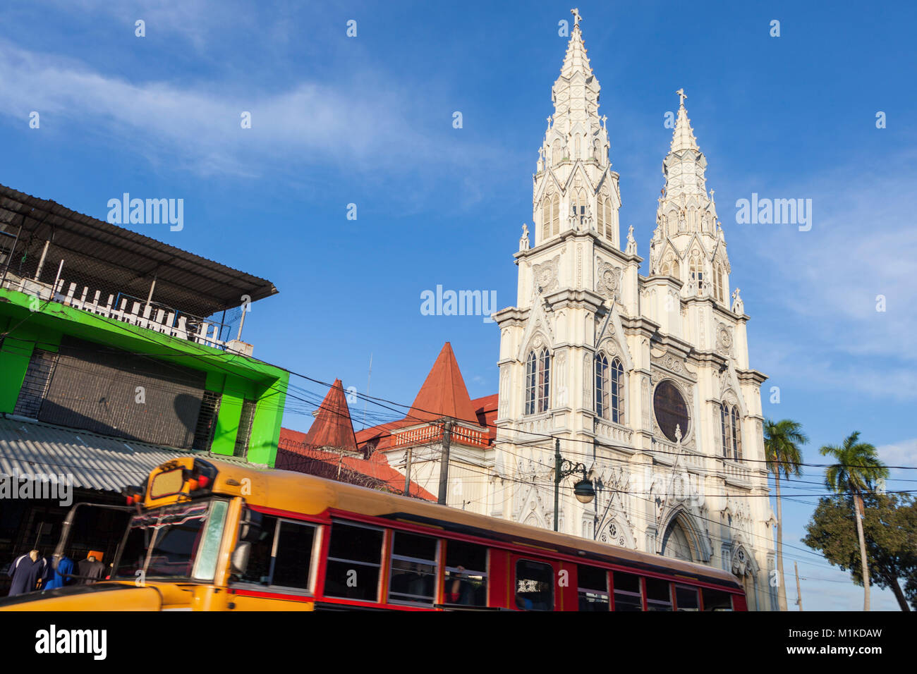 Basilica del Sacro Cuore e bus di pollo in San Salvador. San Salvador El Salvador. Foto Stock