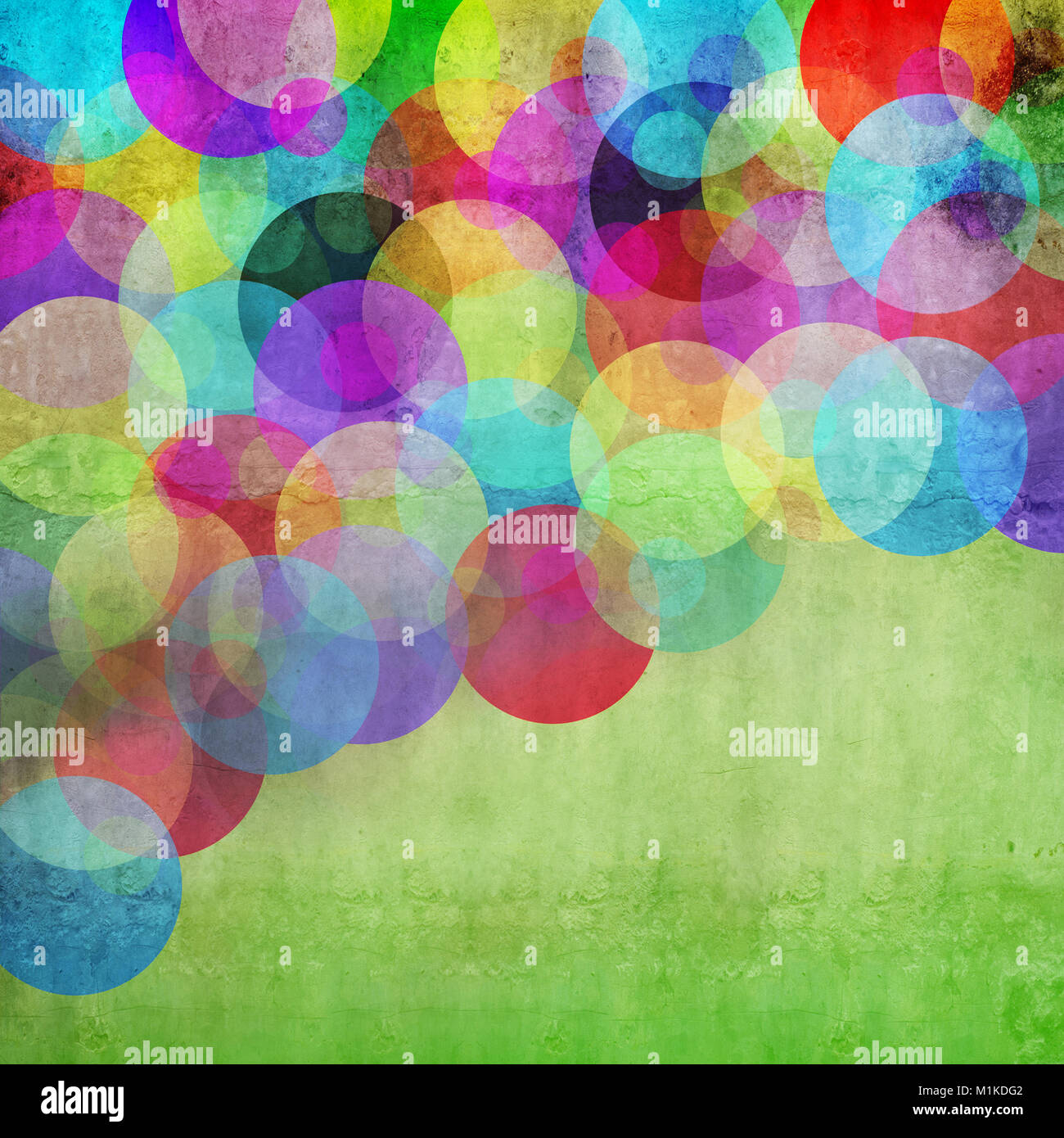 Molti colori vividi i cerchi su un green grunge background Foto Stock