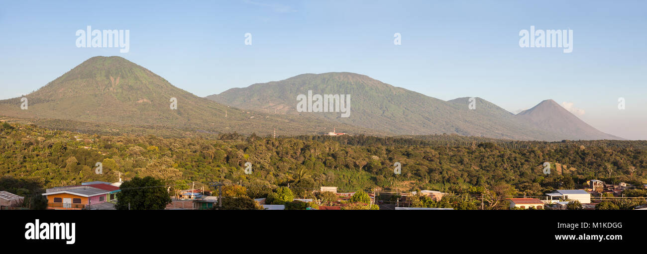 Vulcani di Cerro Verde National Park visto da Juayua. Juayua, Sonsonate, El Salvador. Foto Stock
